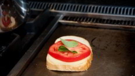 горячий бутерброд на сковороде