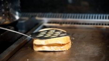 горячий бутерброд на сковороде