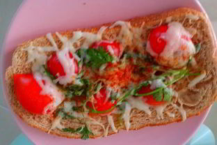 Горячий бутерброд с помидорами