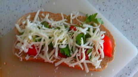 горячий бутерброд с помидорами