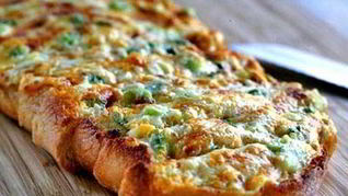 Горячий бутерброд с сыром, зеленью и чесноком