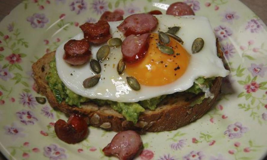 Рецепт хитрый бутерброд с авокадо и яичницей