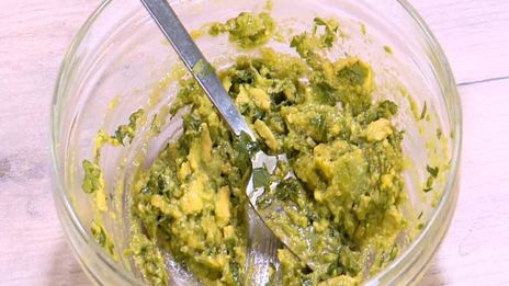 хитрый бутерброд с авокадо и яичницей