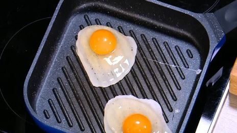 хитрый бутерброд с авокадо и яичницей