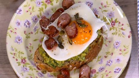 хитрый бутерброд с авокадо и яичницей