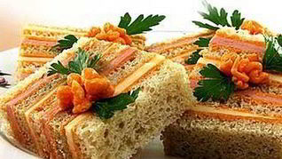 Оригинальный полосатый бутерброд