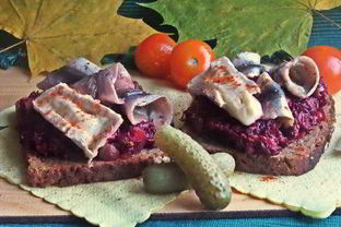 Открытый бутерброд с овощами и килькой