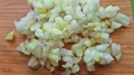 открытый бутерброд с овощами и килькой