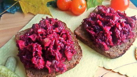 открытый бутерброд с овощами и килькой