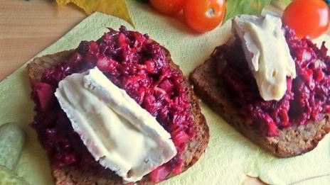 открытый бутерброд с овощами и килькой