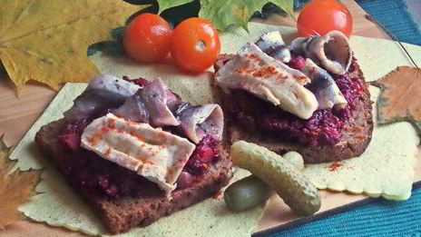 открытый бутерброд с овощами и килькой