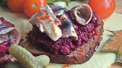 открытый бутерброд с овощами и килькой