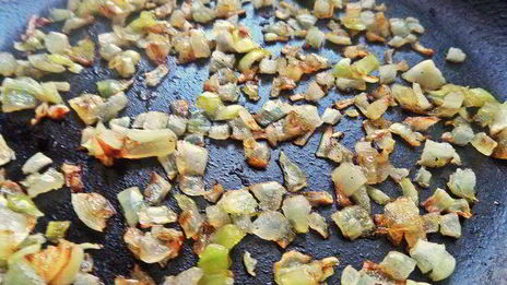 открытый бутерброд с овощами и килькой