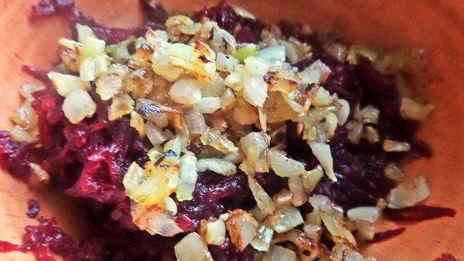 открытый бутерброд с овощами и килькой