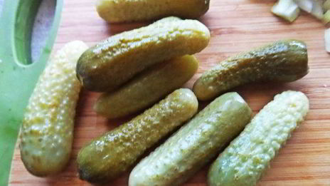 открытый бутерброд с овощами и килькой