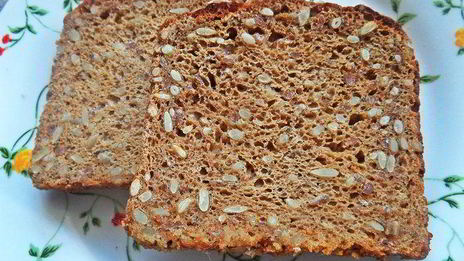 открытый бутерброд с овощами и килькой