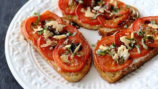 Открытый бутерброд с запеченными помидорами, сыром и бальзамическим уксусом
