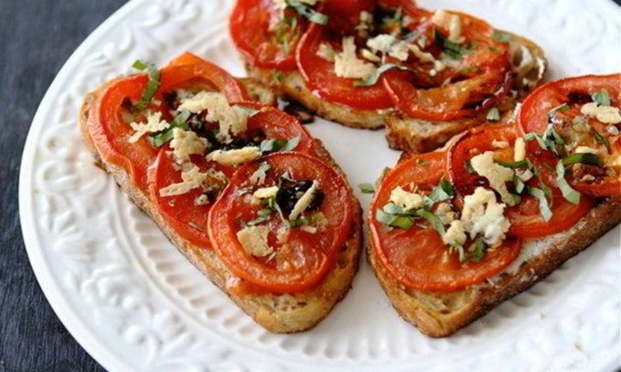Рецепт открытый бутерброд с запеченными помидорами, сыром и бальзамическим уксусом