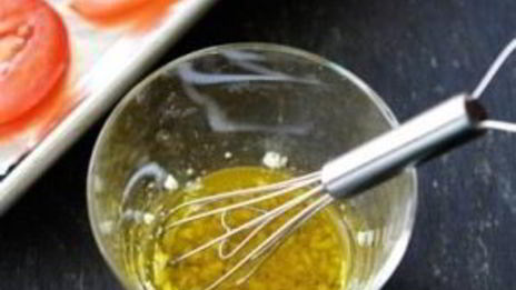 открытый бутерброд с запеченными помидорами, сыром и бальзамическим уксусом