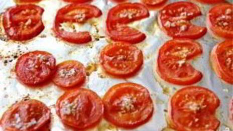 открытый бутерброд с запеченными помидорами, сыром и бальзамическим уксусом