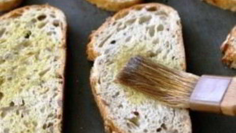 открытый бутерброд с запеченными помидорами, сыром и бальзамическим уксусом