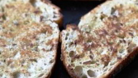 открытый бутерброд с запеченными помидорами, сыром и бальзамическим уксусом