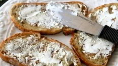 открытый бутерброд с запеченными помидорами, сыром и бальзамическим уксусом