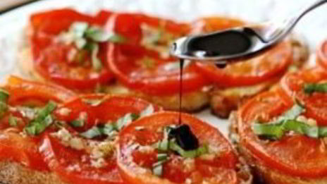 открытый бутерброд с запеченными помидорами, сыром и бальзамическим уксусом