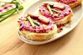 Праздничные бутерброды с сельдью и свеклой