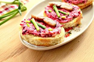 Праздничные бутерброды с сельдью и свеклой