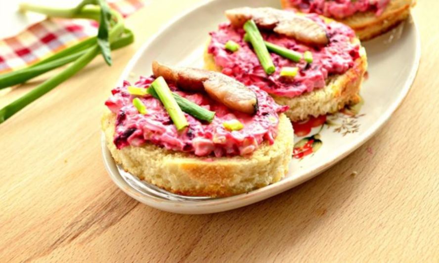 Рецепт праздничные бутерброды с сельдью и свеклой