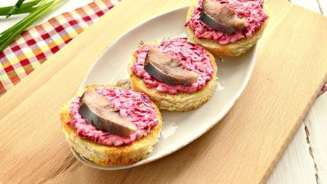 праздничные бутерброды с сельдью и свеклой