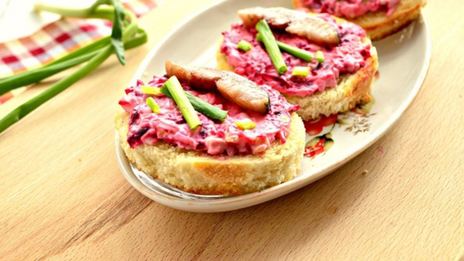 праздничные бутерброды с сельдью и свеклой