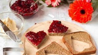 Романтические бутерброды на завтрак в виде сердца