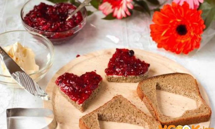 Рецепт романтические бутерброды на завтрак в виде сердца