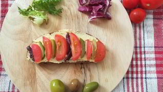 Сытный бутерброд с оливками, томатом и хумусом