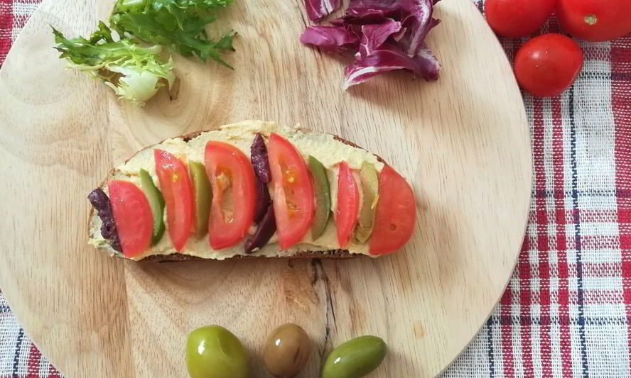 Рецепт сытный бутерброд с оливками, томатом и хумусом