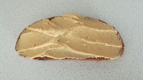 сытный бутерброд с оливками, томатом и хумусом