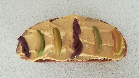 сытный бутерброд с оливками, томатом и хумусом