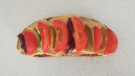 сытный бутерброд с оливками, томатом и хумусом