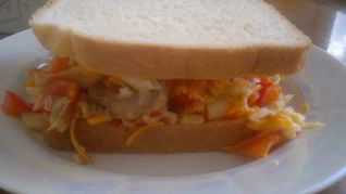 Вегетарианский бутерброд с овощами и грибами