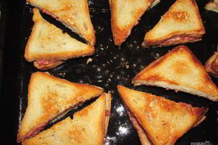 Закрытые бутерброды с сыром и колбасой