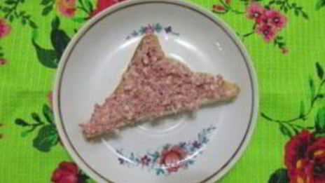 закрытые бутерброды с сыром и колбасой