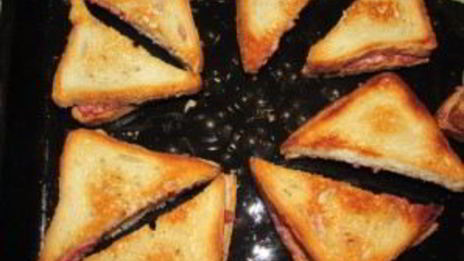 закрытые бутерброды с сыром и колбасой