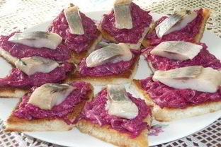 Закусочные бутербродики с сельдью и свеклой