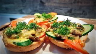 Закусочные бутерброды с грибами под сыром