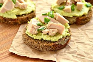 Закусочные бутерброды с муссом из авокадо