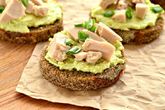 Закусочные бутерброды с муссом из авокадо