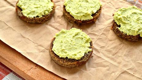 закусочные бутерброды с муссом из авокадо