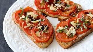 Закусочные бутерброды с помидорами и пармезаном